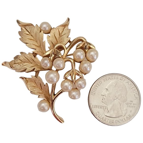 Trifari Crown Over T Gold Tone Faux Pearl Fruit And Leaf Brooch Pin, Signed K698 - Picture 5 of 8
